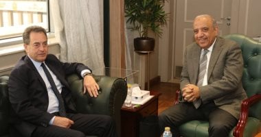 وزير الكهرباء يبحث مع سفير فرنسا بالقاهرة سبل التعاون فى مجالات الطاقات المتجددة