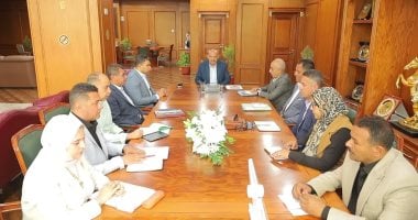 محافظ السويس يعقد اجتماعًا مع رؤساء الأحياء ويؤكد على رفع كفاءة النظافة
