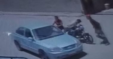 بعد تداول فيديو للواقعة.. القبض على 3 شباب بتهمة التعدى على سيارة مهندس بقنا