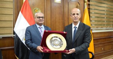 جامعة بنى سويف تكرم الدكتور عماد البنا المدير التنفيذى للمستشفيات.. تفاصيل