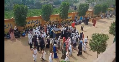 تلاميذ مدرسة محمود بطران ببنى سويف ينفذون تجسيد لمناسك الحج.. صور