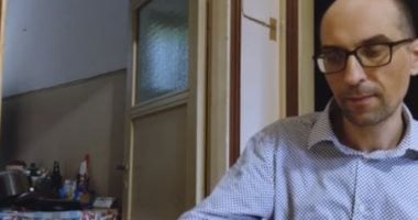 رجل إيطالى يثير الجدل بادعاء امتلاكه أسرع ردود فعل فى العالم.. فيديو