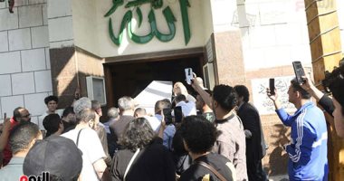العشرات يؤدون صلاة الجنازة على جثمان الراحل مختار نوح بمسجد مصطفى محمود