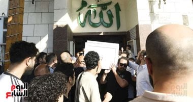 وصول جثمان الراحل مختار نوح لمثواه الأخير بمقابر العائلة فى 6 أكتوبر.. صور 