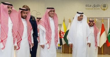 محافظ "الزكاة والضريبة والجمارك" بالسعودية يزور صالة مبادرة طريق مكة بجدة