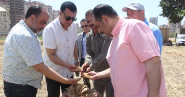 مدير تعليم سوهاج يشهد انطلاق أول أيام حصاد القمح بمدرسة الثانوية الزراعية