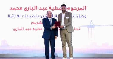 الرئيس السيسى يكرم نخبة من عمال مصر خلال احتفالية عيد العمال