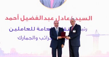 عادل عبد الفضيل يحصد وسام العمل من الطبقة الأولى في عيد العمال 2026 