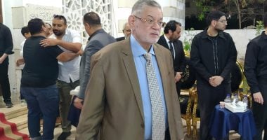 ثروت الخرباوى يتقدم الحضور فى عزاء الراحل مختار نوح بمشهد إنسانى مؤثر