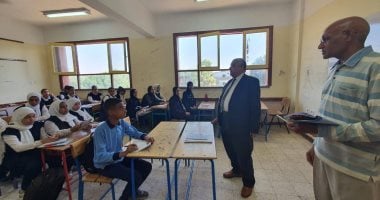 وكيل تعليم الأقصر يكرم المعلمين المتميزين بمدرسة الديمقراط الإعدادية