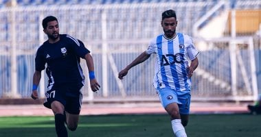 صراع على الكرة بين لاعبي بيراميدز وإنبي
