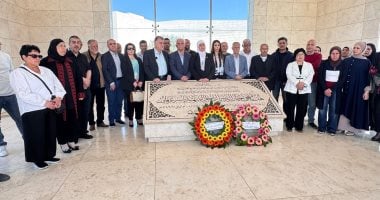 وزيرة العمل الفلسطينية واتحاد عمال نقابات فلسطين يحيون ذكرى شهداء لقمة العيش بضريح ياسر عرفات