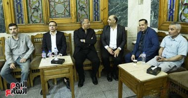 خالد صلاح وخالد يوسف ومحمد الباز في مقدمة الحضور بعزاء والد الزميلة همت سلامة.. صور