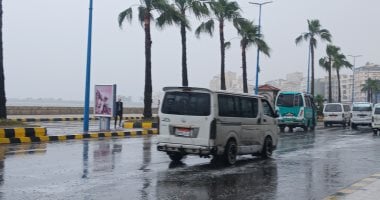 أمطار غزيرة وانخفاض في درجات الحرارة بالإسكندرية.. فيديو وصور