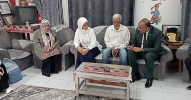 وكيل الوزارة مع الطالبة داخل المدرسة