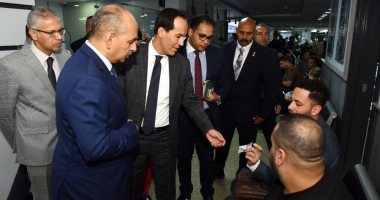 الرئيس التنفيذي لهيئة الاستثمار والمناطق الحرة يتفقد مركز خدمات المستثمرين