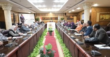 محافظ الغربية يعقد اجتماعا مع مصنعي لمبات الليد بقرية شقرف