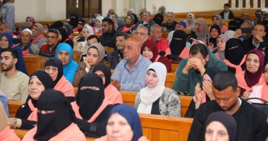 محافظ دمياط يُسلم تأشيرات الحج وجوازات السفر لحجاج بيت الله الحرام