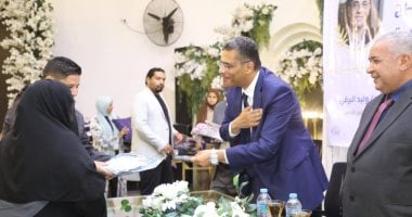 محافظ البحر الأحمر يودع حجاج الجمعيات الأهلية بالغردقة