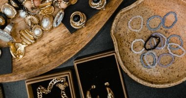 4 حيل عملية لترتيب الإكسسوارات والحفاظ عليها من الأتربة والتشابك 