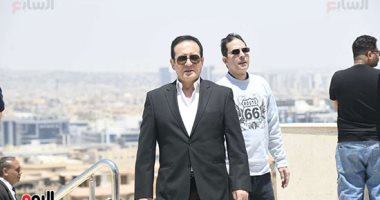 جنازة هانى شاكر.. محمد ثروت يودع صديق عمره بمسجد أبو شقة بالشيخ زايد