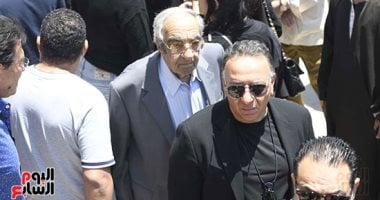  زكريا عزمى يشارك فى تشييع جثمان أمير الغناء