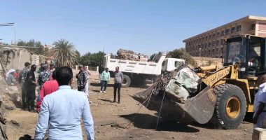 رئاسة مركز الخارجة تنفذ حملة مكبرة لإزالة بؤر التلوث والعشوائيات بالمدينة