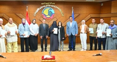 محافظ البحيرة تسلّم عقود تقنين أوضاع الأراضى المملوكة للدولة
