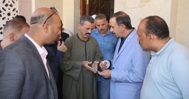 محافظ سوهاج يلتقى عددا من المواطنين ويستمع إلى مطالبهم