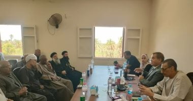 رئيس مدينة إسنا يعقد لقاء اليوم المفتوح بقرية كومير ويبحث شكاوى المواطنين.. صور