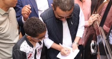 محافظ المنوفية يجبر بخاطر طالب ويوقع له أوتوجراف بكراسته