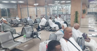 فرحة وسعادة حجاج الأقصر فى المطار قبل ذهابهم إلى الأراضى المقدسة.. صور