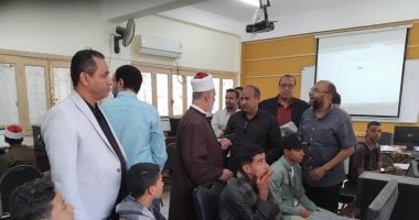 طلاب الصف الأول الثانوي يؤدون اختبارات "TOFAS" بمعاهد سوهاج الأزهرية