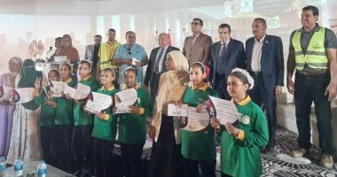تكريم 50 طالبا فى مسابقة "تاريخ بلدنا في عيون ولدنا" بالأقصر.. صور
