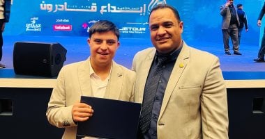 محافظ كفر الشيخ يهنئ عمار أشرف من ذوي الهمم لحصوله على جائزة التميز 