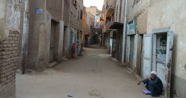 حين تتكلم الجدران بلسان التاريخ.. حكاية أقدم صناع شارع القيسارية بقنا.. كرسى حلاقة العم على عمره 120 عاما والأخميمى جزماتى البشوات منذ 81 عاما.. ونبيل وغبريال أشهر أخوين فى تصنيع الأحذية يدويا منذ نصف قرن.. صور
