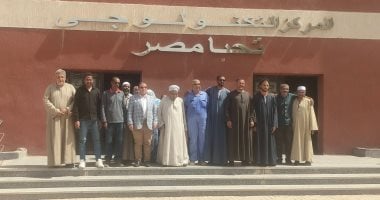 رئيس مدينة إسنا يعقد اليوم المفتوح بقرية الحلة ويستمع لشكاوى المواطنين.. صور