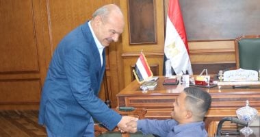 محافظ السويس يلتقي أسرة عامل راحل وشابًا من ذوي الهمم ووالدته ويوفر فرص عمل لهم