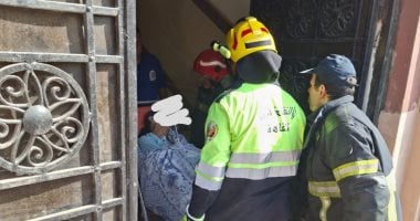 الإنقاذ البرى يساعد مسنة فى النزول من عقار ونقلها للمستشفى بالساحل.. صور