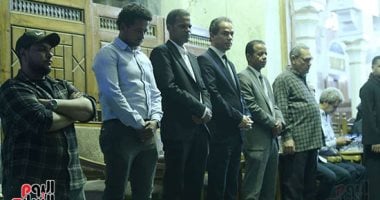 صحفيون وكتاب يؤدون واجب العزاء فى سيد العديسى بعمر مكرم.. صور 