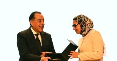 رئيس مجلس الوزراء يكرم محافظ الوادى الجديد بفعاليات "مبادرة المليون رخصة دولية"