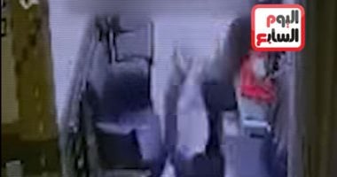 اللحظة اللى قلبت السوشيال ميديا.. شخص يعتدى على خطيبته داخل شغلها