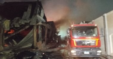 قوات الحماية المدنية تواصل جهودها للسيطرة على حريق مصانع العاشر من رمضان "فيديو"