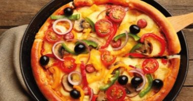 طريقة عمل بيتزا الطاسة خطوة بخطوة.. مش بتاخد وقت