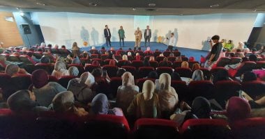 «تعليم الأقصر» تقدم محاضرات المراجعة النهائية لطلاب التعليم الفنى التجارى.. صور