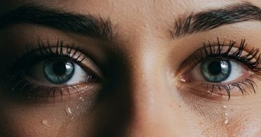 دموعك مش ماسكارا.. هل يطيل البكاء الرموش أم أنها خرافة؟