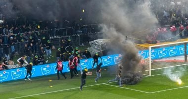 توقف مباراة نانت وتولوز بعد اقتحام الجماهير أرضية الملعب (فيديو)