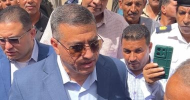 محافظ قنا يستجيب لطلب بائع شاي ويوجه بتوفير كشك له
