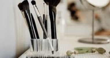 مش هتحتاجى تشتريه.. اصنعى منظف فرش المكياج فى المنزل بمكونين فقط