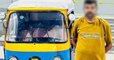 لقطات تحبس الأنفاس.. سائق "توك توك" يقلب المركبة بـ "زبون" بسبب الأجرة